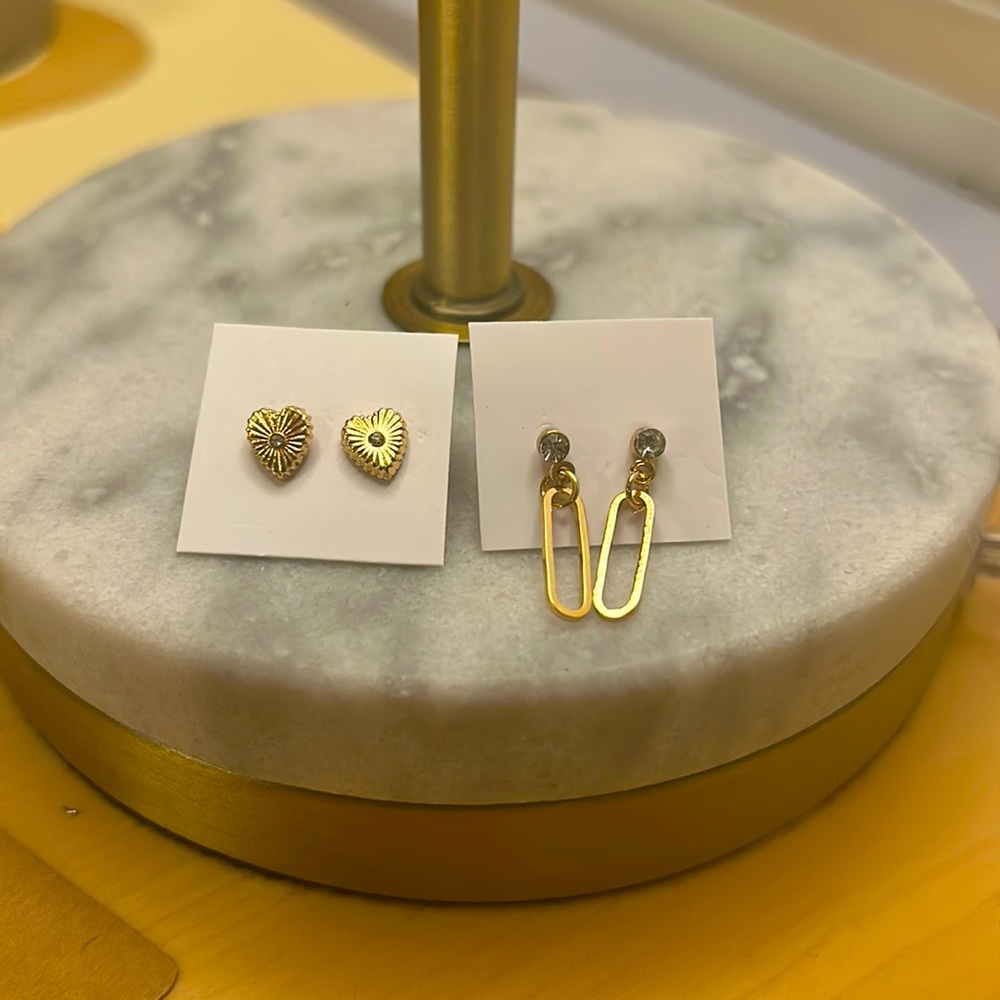 2 pairs of Earrings